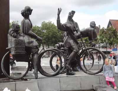 Sculpture featuring cyclists, Bruges